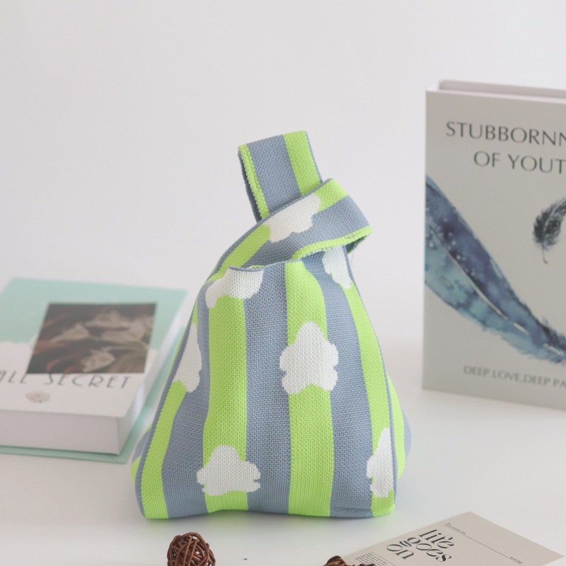 보라색 녹색 세로 줄무늬 꽃