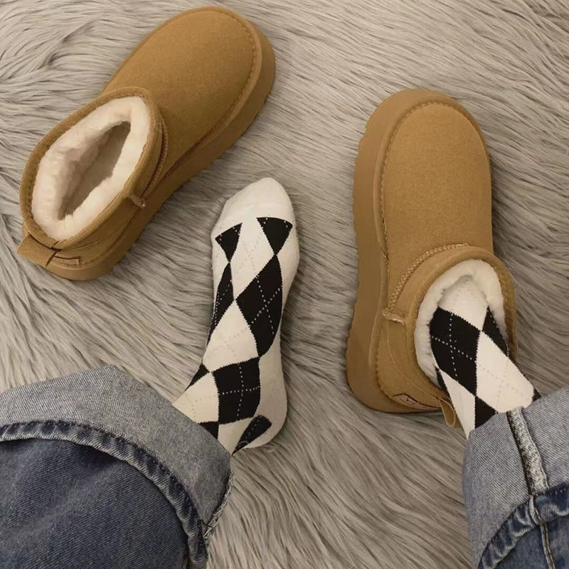 Женские зимние ботинки для активного отдыха, новая модель зимы 2024 года, теплые и легкие короткие ботинки на толстой платформе с хлопковой подкладкой, нескользящие меховые ботинки.