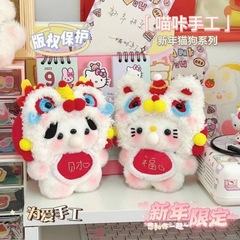 ニャンコはライオンの猫の犬の竜年の手で泡を吐きます。