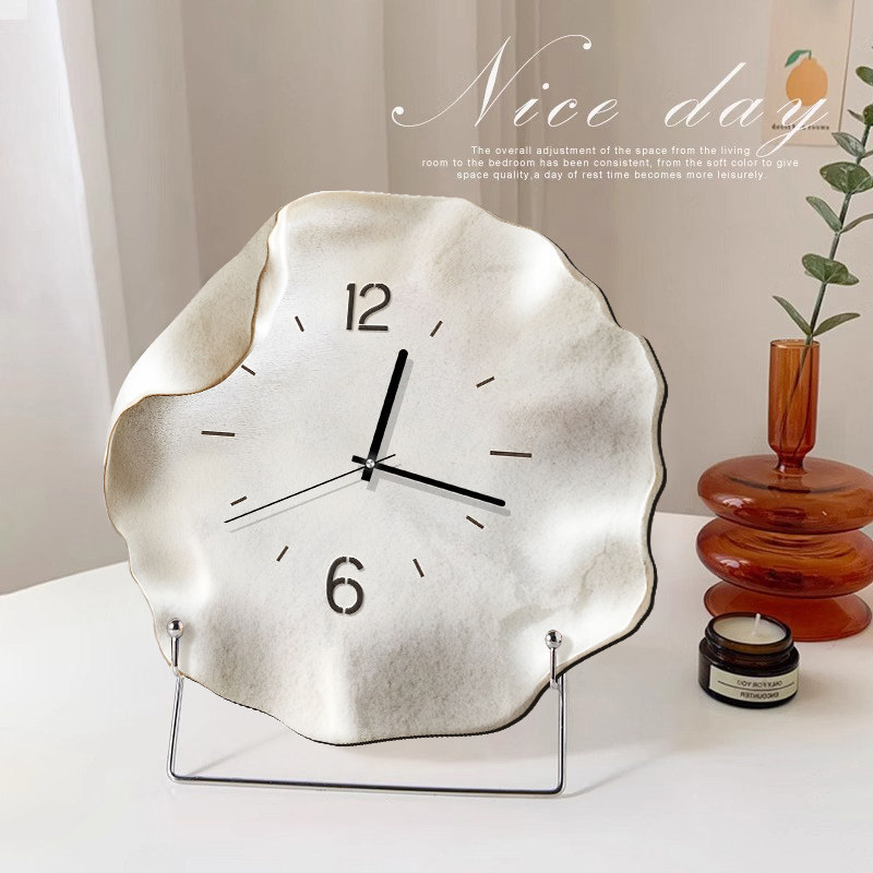 Simple modern creative small clock, table clock for living room entrance, desktop ornament, alarm clock, light luxury high-value timepiece Simple modern creative small clock, table clock for living room entrance, desktop ornament, alarm clock, light luxury high-value timepiece