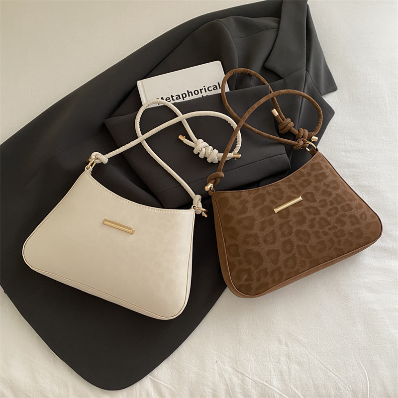Mochila de estilo extranjero para mujeres 2025, otoño nuevo estilo versátil, bolso de hombro de dama coreano, bolso de mujer de alta calidad.