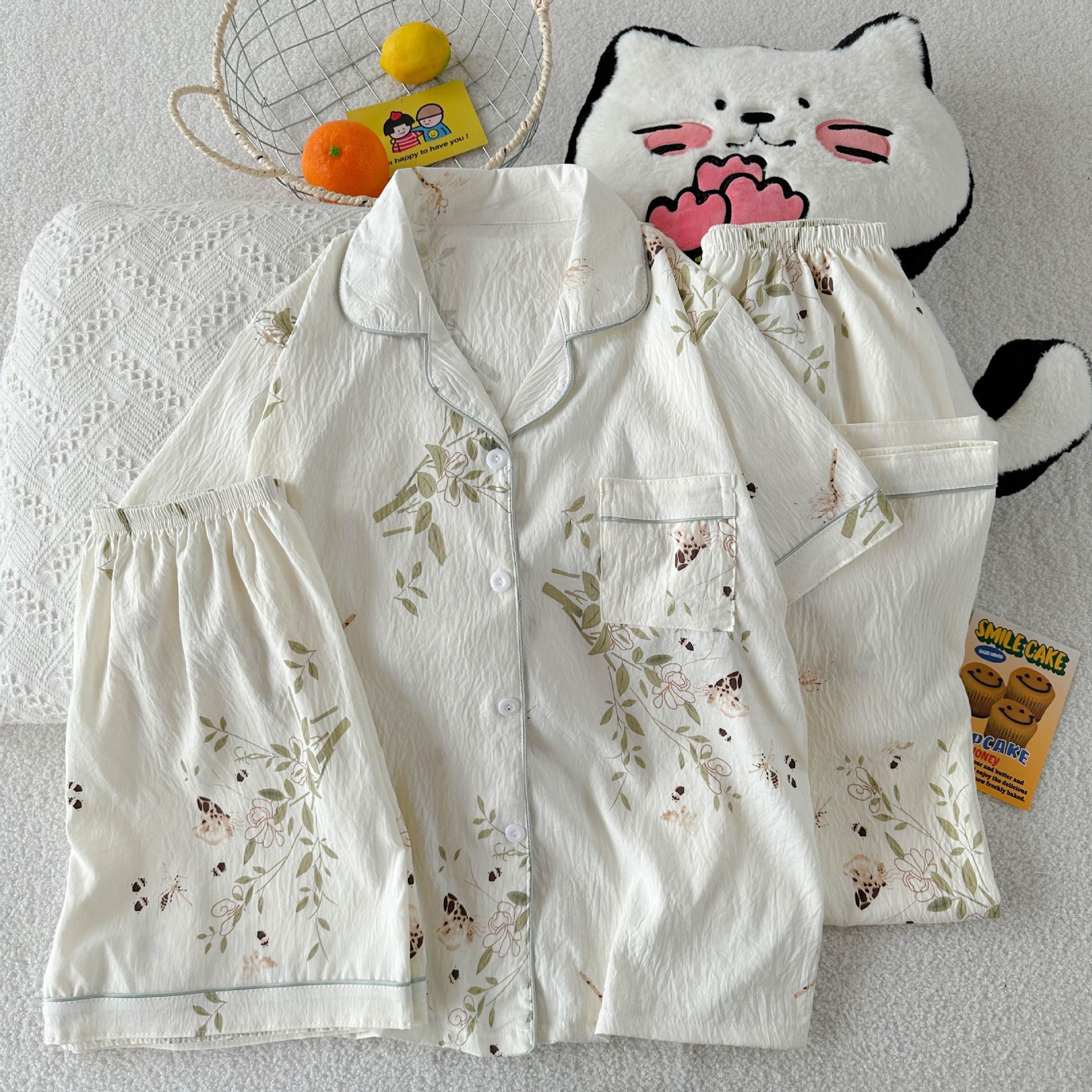 Al por mayor transfronterizo nuevo pijama de mujer tres piezas cardigan con solapa mangas cortas pantalones cortos KT gato dibujos animados cubierta de ropa doméstica