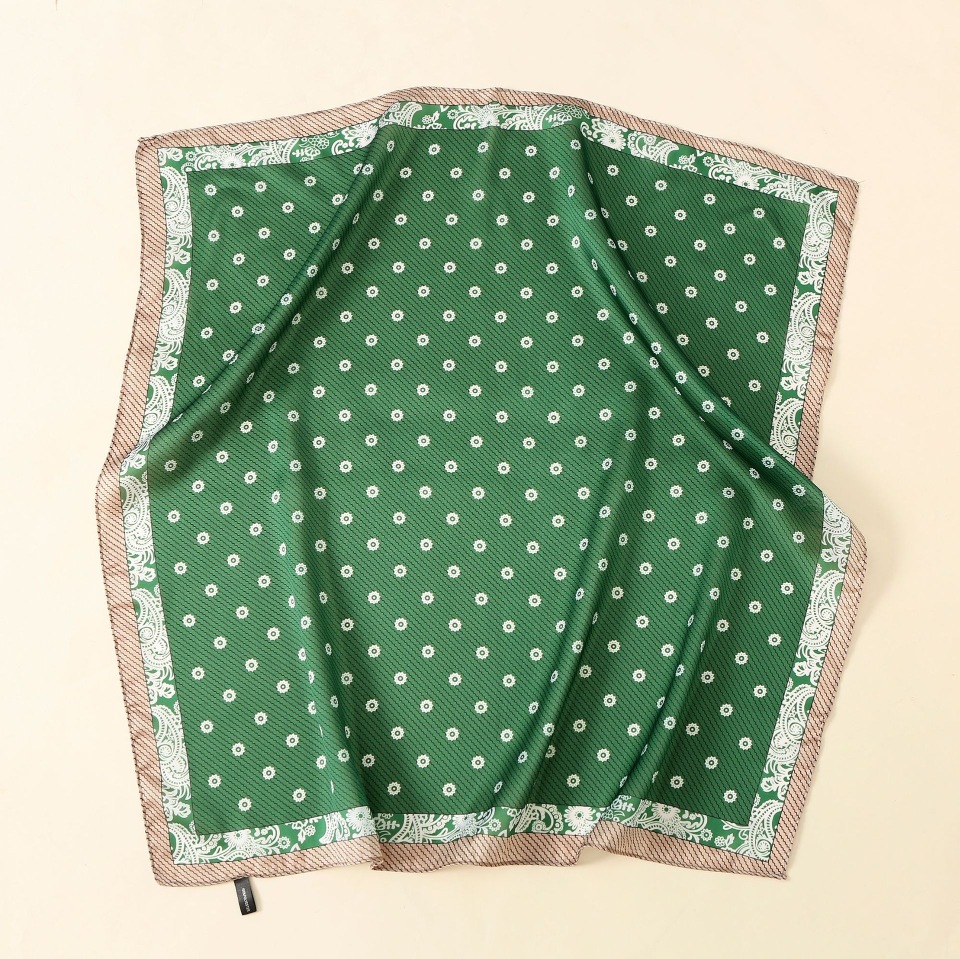 Corea del Sur Margarita satén pequeña bufanda cuadrada moda de las mujeres delgada decorativa pequeña bufanda protector solar imitación bufanda de seda de mora