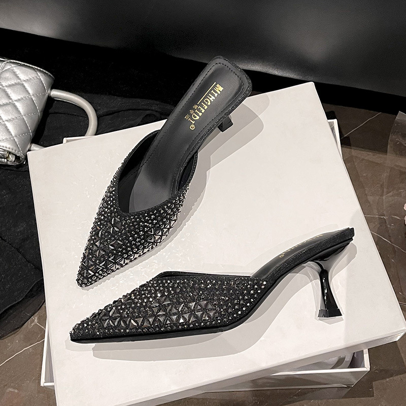 2026 nueva red de verano de diamante tacones delgados zapatillas frías de tacones altos para mujeres punta de cabeza de bolsillo universal mitad zapatillas para usar fuera