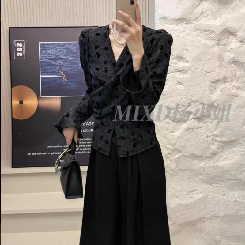 杨小姐服装店2025秋款设计感交叉收高级感气质印花上衣|undefined