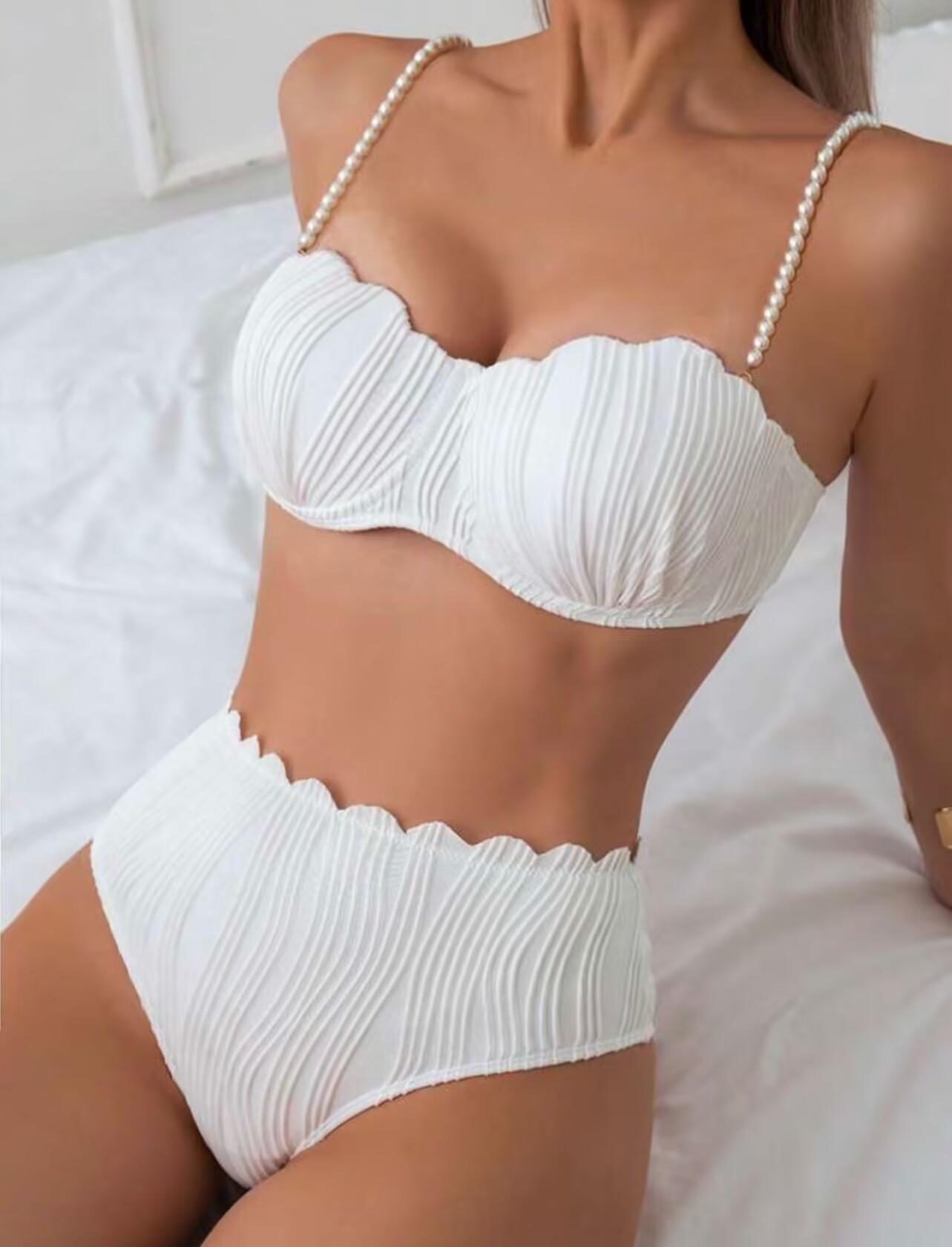 Bikini-Set in Unifarbe – Sexy Triangel-Top mit Muschelmuster und hochgeschnittenes Höschen für Damen (Schwarz/Weiß, Polyester-Spandex-Mischung, mit Bügeln)_voghion.com