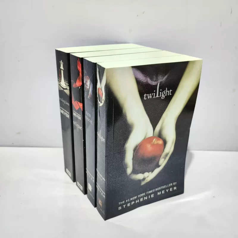 Набор книг Stephenie Meyer «Сумерки» 1–4, английское издание в мягкой обложке, 4 тома