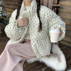 清新な小さい花の短い羽毛の綿服の女性の冬の新型の韓系学院の風は厚い保温の綿入れの女性の上着を着ます。