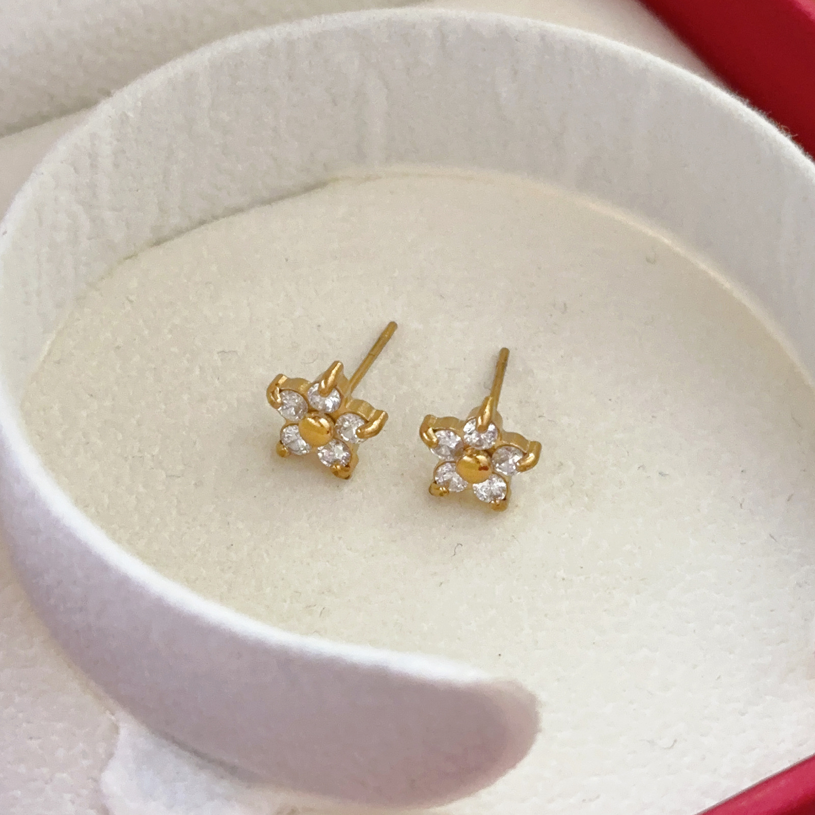 Versión coreana de pendientes de acero de titanio de alta calidad, pendientes de flores de circón de lujo ligero de moda, pendientes de hueso de oreja simple para mujer, pendientes personalizados
