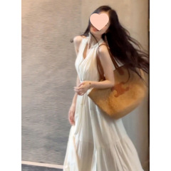 法式杏色无袖挂脖吊带连衣裙子女夏季2025新款度假风绝美漂亮长裙