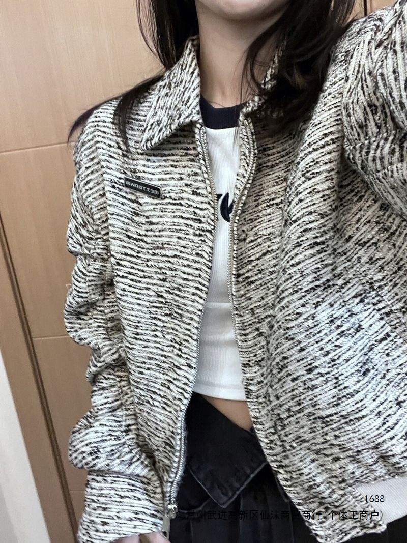 Women's short jacket with a Chanel-inspired style, perfect for spring and autumn, 2026 new design, unique retro Hong Kong style, chic baseball jacket, and more.