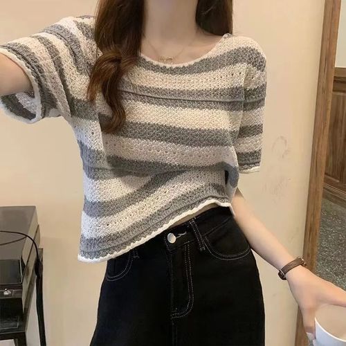 Striped knit slim-fit short-sleeved t-shirt for women, summer round neck loose style, versatile early spring top for women, outerwear.