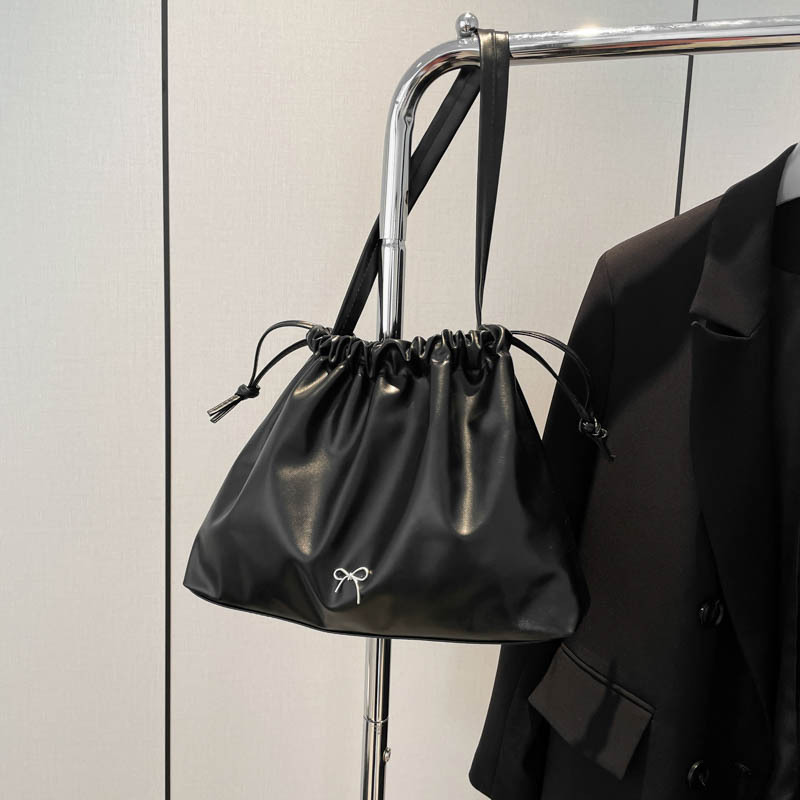 Bolsa coreana de gran capacidad bajo el bolso de tote para mujeres 2024 nuevo otoño y invierno bolso de hombro de moda versátil bolso de cubo