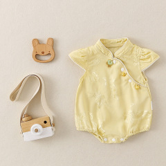 赤ちゃんのシルクのチャイナドレスは半袖のお尻の服を着て、夏の薄いタイプの新しい赤ちゃんの新生児の夏のタイプを着ます。