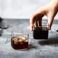 透明なガラスのコーヒーのコップの四角いジュースのコップの小さいストレートカップの冷たい飲み物の朝食の牛乳のコップの果物のコップ
