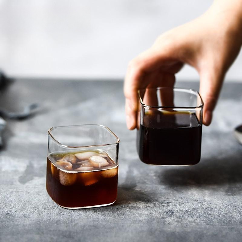 透明なガラスのコーヒーのコップの四角いジュースのコップの小さいストレートカップの冷たい飲み物の朝食の牛乳のコップの果物のコップ|undefined