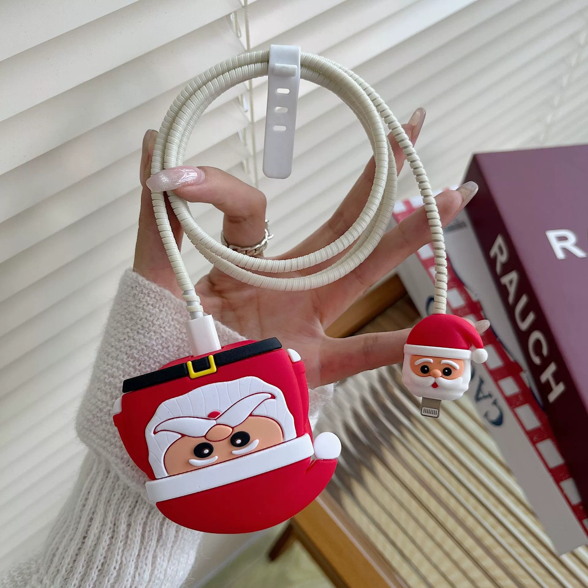 Красный электрический защитный чехол Санта-Клауса подходит для штатива Apple. Защитный чехол для зарядной головки британского стандарта мощностью 25 Вт, предотвращающий повреждение.