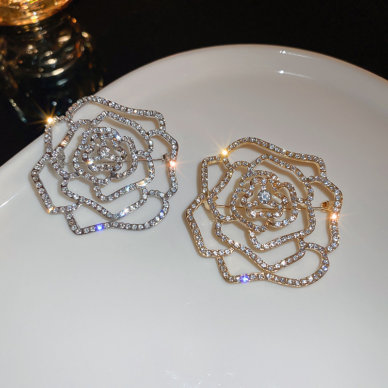 Dulce luz estilo de lujo diamante incrustado hueco flor broche nicho francés de alto grado temperamento suéter pin ramillete para las mujeres