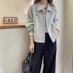 薄い灰色の襟をめくって、女性の春の大きいサイズが太っています。