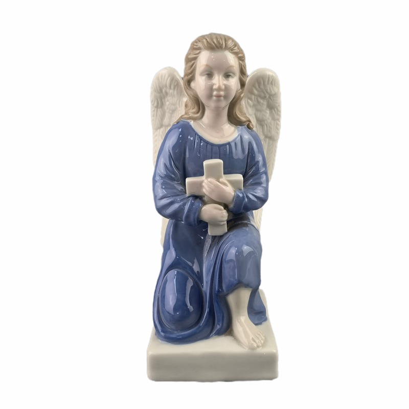 Religión occidental, objetos sagrados, la iglesia de la Virgen José María, estatuas de ángeles, esculturas, artesanías de cerámica, adornos