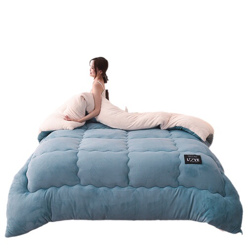 Live-streaming the new milk velvet thickened quilt—warm lambswool winter duvet with removable filling, perfect for spring and autumn seasons.