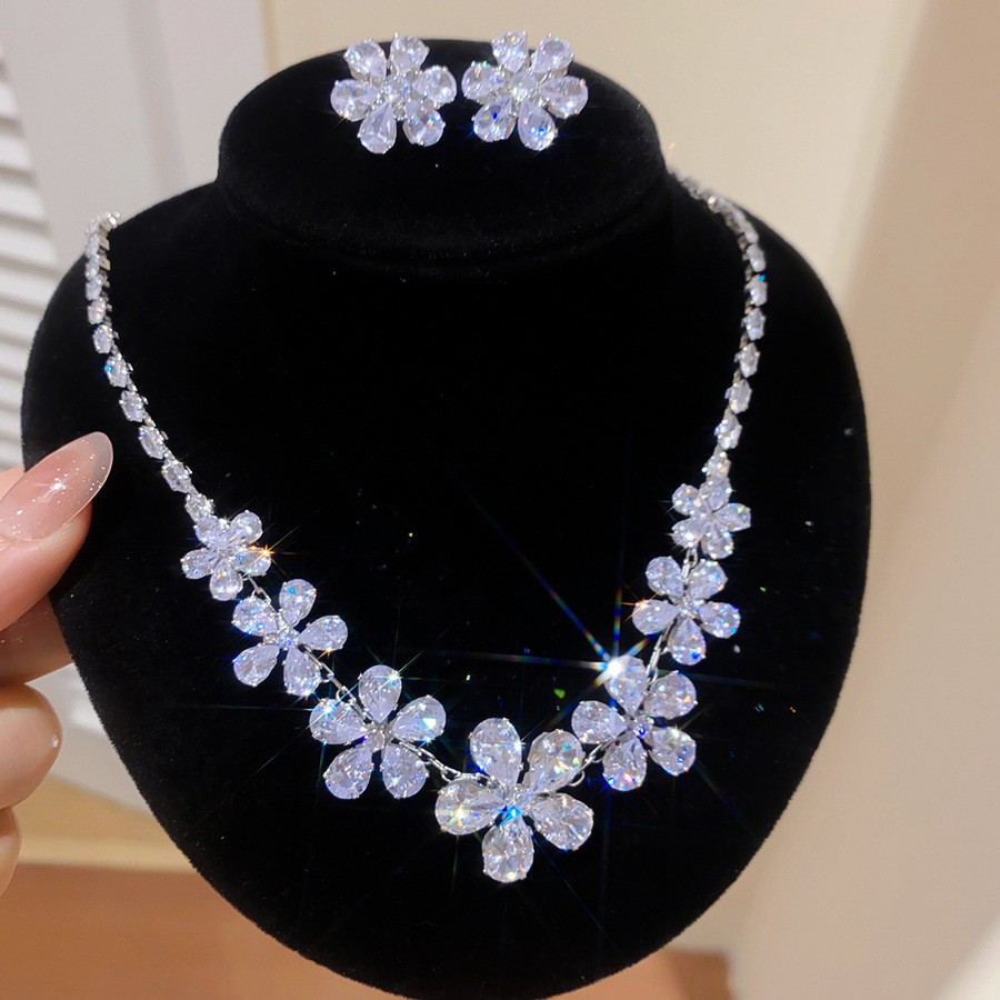 Collar de pendientes de diamantes con gotitas de agua transfronterizas europeas y americanas, colgante de moda de lujo ligero, cadena de clavícula, celebridad de Internet, joyería de alta gama, mujer