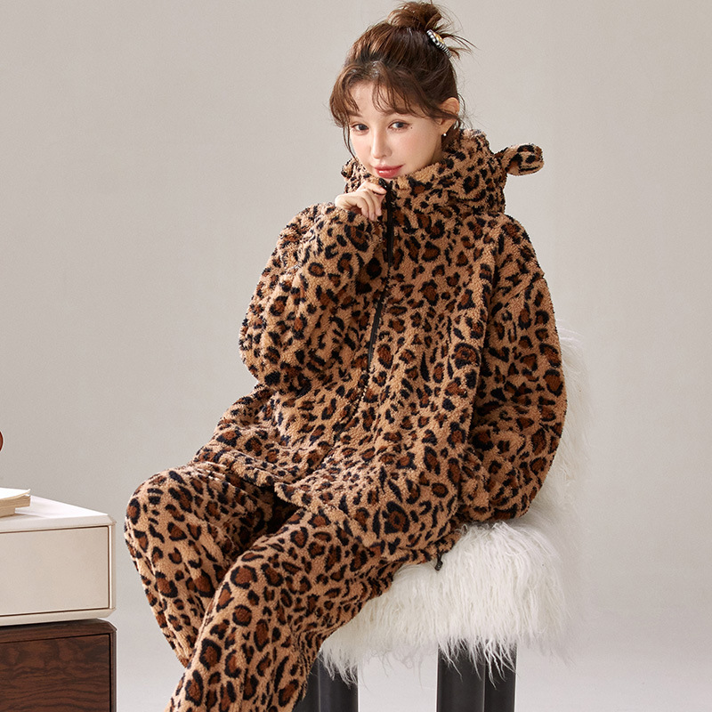 冬のパジャマの女性のサンゴの毛のヒョウの紋様は帽子のファスナーの金とベルベットの厚い毛のスーツの家庭服の秋|undefined