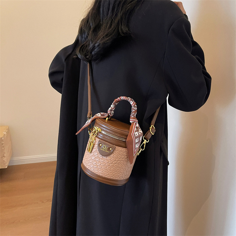 Bolso pequeño tejido de alta calidad para mujeres 2023 nuevo popular bolso de mensajero popular estilo occidental bolso de cubo del todo-fósforo