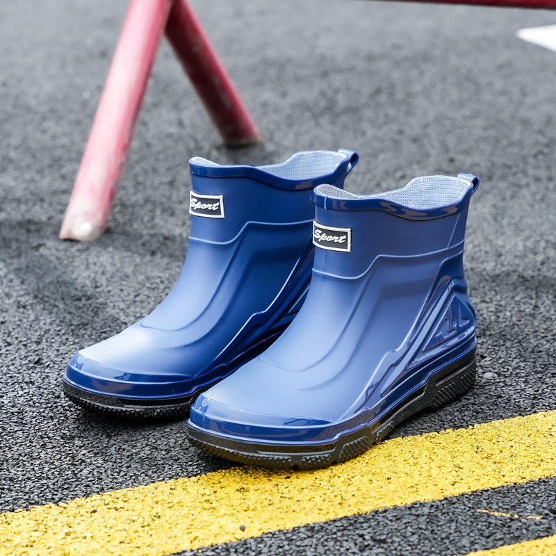 Botas de lluvia de media pantorrilla para hombres zapatos de agua de baja pantorrilla de moda antideslizante impermeable corto de suela gruesa PVC resistente al desgaste en stock al por mayor