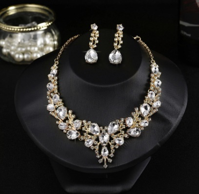 欧米の水晶の宝石のネックレスのイヤリングのセットの精巧でファッション的な気質の新婦のアクセサリのパーティーの高級な2つのセット