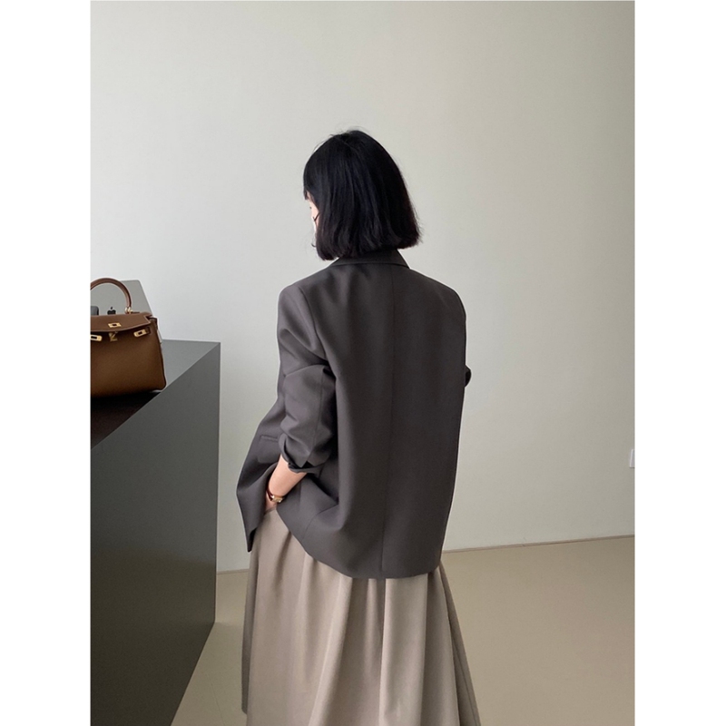 高級感のある灰色の小さいスーツのコートの女性の韓国版の2つの前立てのデザイン感の小さい人の小さい子供のカジュアルな気質の上着|undefined