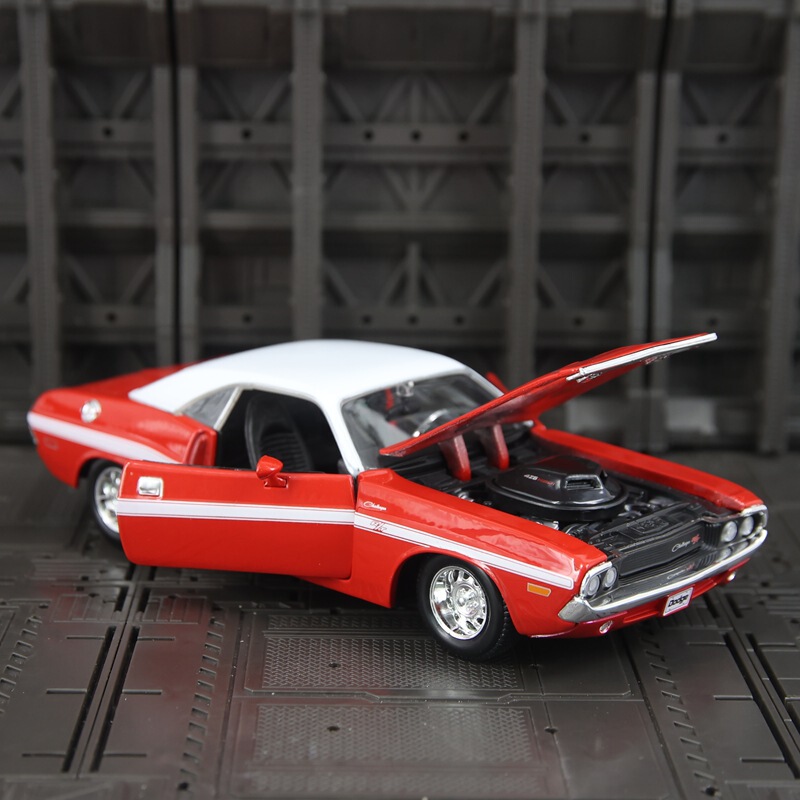 Maisto 31263 Replica Challenger R/T Coupe 1970 Vintage Sports Car Alloy Model Car Ornament