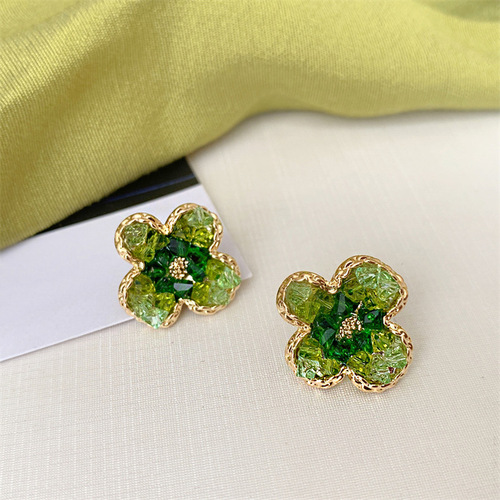 French springy fresh green forest-style earrings that highlight the face, floral stud earrings with unique design sense, wholesale earrings