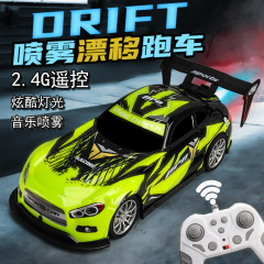 新しい 2.4 グラムリモートコントロールカーライトミュージックスプレーリモートコントロールレーシングボーイおもちゃ RC ドリフトレーシングカートランスボーダー