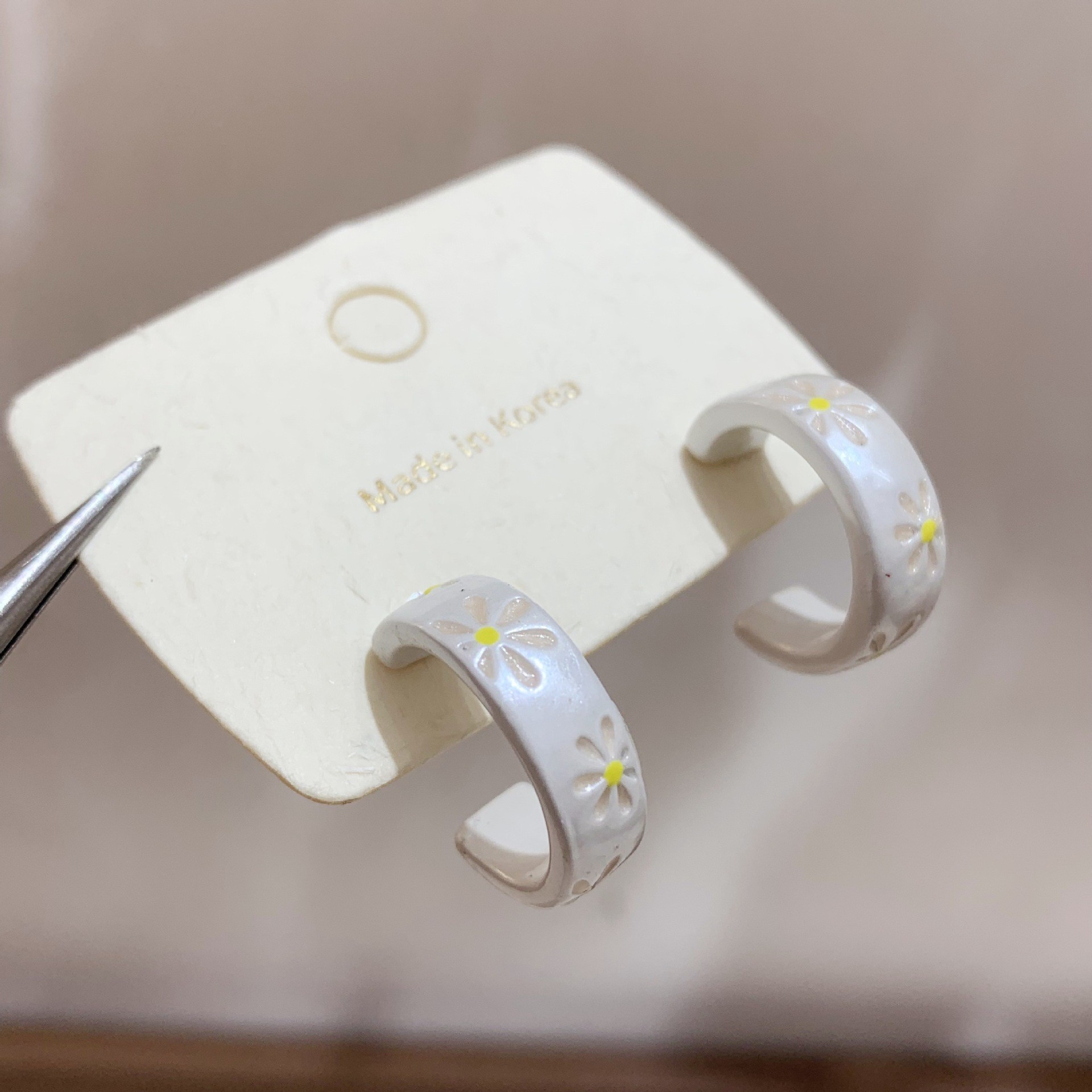 H0626C 모양의 데이지 귀걸이