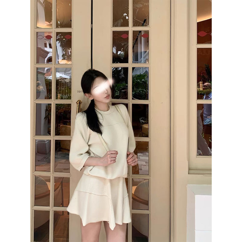 Elegant design skirt with a round collar