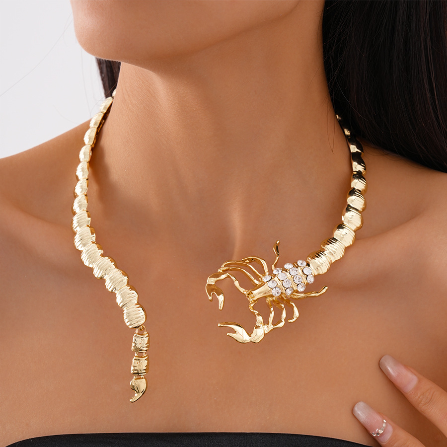 Collar de clavícula de apertura geométrica de escorpión con sentido metálico de diamantes europeos y estadounidenses Personalidad Temperamento de nicho Collar de sentido avanzado Mujer