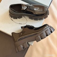 高バージョンの三角マークの厚い底の楽福靴の女性の太さと英倫風の小さい革靴の足はカジュアルな百合の靴の女性を踏んでいます。