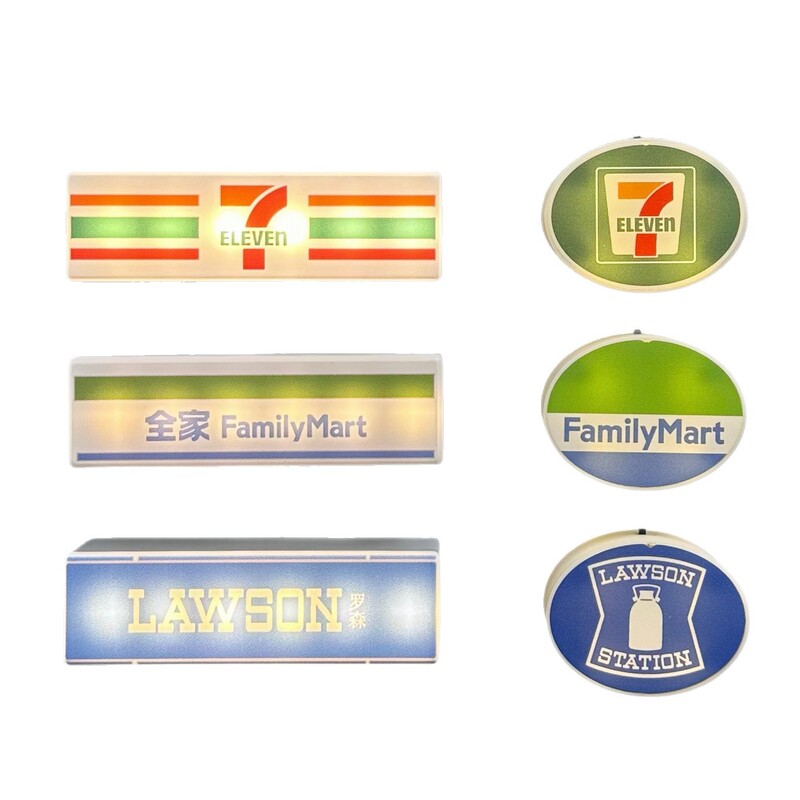 711磁気コンビニのランプハウスの冷蔵庫には創意展示ブランドのローソン家族のミニ玩具が貼られています。|undefined