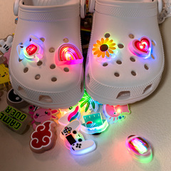 新しい LED 発光下駄アクセサリー PVC 靴フラワーシューバックルカジュアルデイリーデコレーションアクセサリークロスボーダースポット