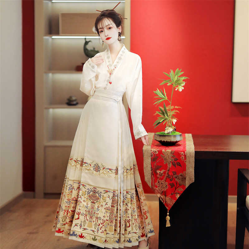 成人交领明制创张灯结彩24年春秋季订婚新中式汉服改良织金马面裙