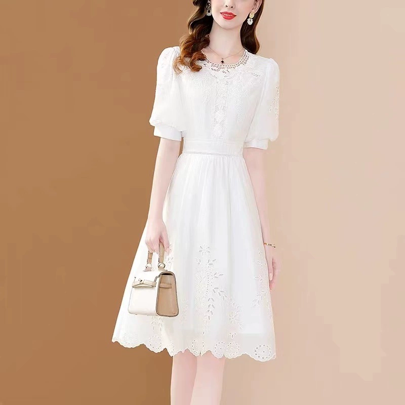 Элегантное платье с тяжелой вышивкой для женщин, летний стиль 2025 года, с рукавами-фонариками, ажурное, юбка средней длины, омолаживающий эффект.