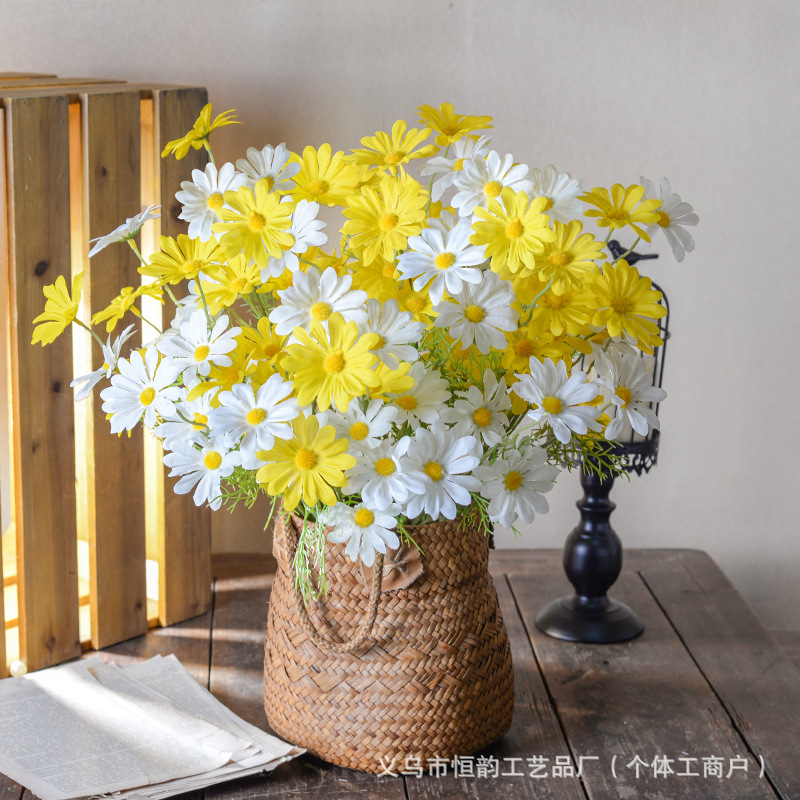 Simulation 5 Dutch Chrysanthemum Chamomile Daisy Persian Flower Wedding Home Photography Decoration Layout Wholesale Simulation 5 Dutch Chrysanthemum Chamomile Daisy Persian Flower Wedding Home Photography Decoration Layout Wholesale