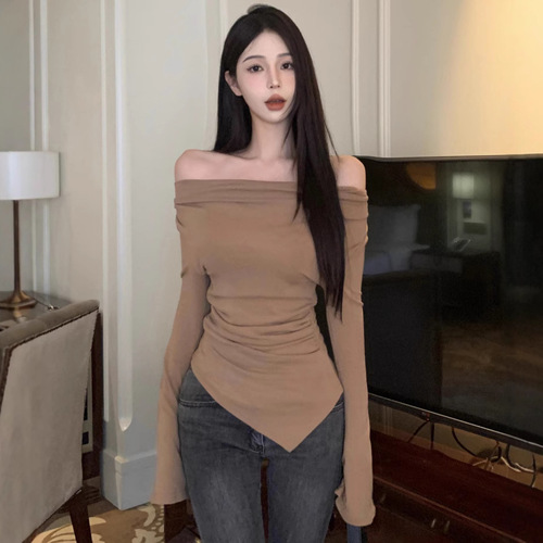 Sexy hot girl off-shoulder base top for fall/winter: tummy-covering, waist-slimming, and figure-flattering irregular long-sleeve T-shirt with a subtly alluring vibe.