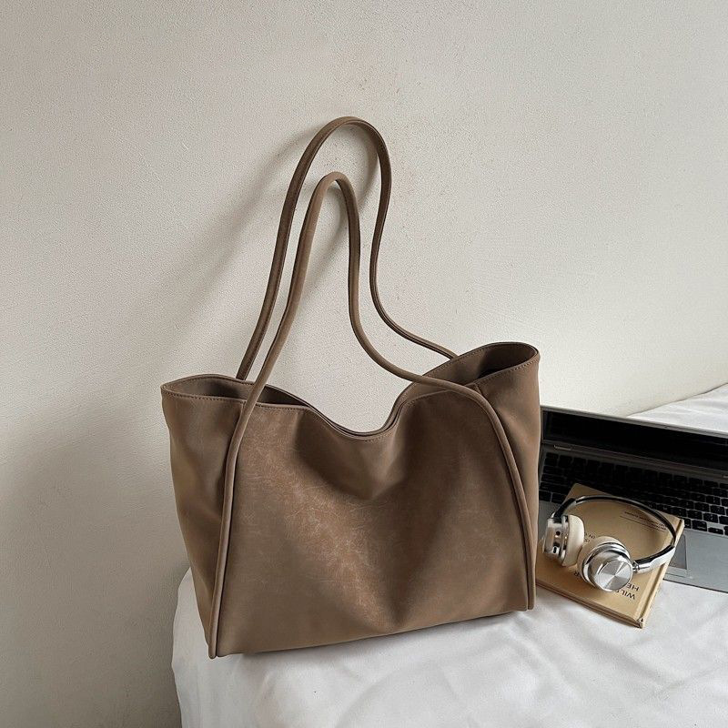 2025 nuevo nicho de diseño de bolsas de gran capacidad de gamuz de moda de lujo ligero para viajeros versátiles nuevos bolsos de hombro