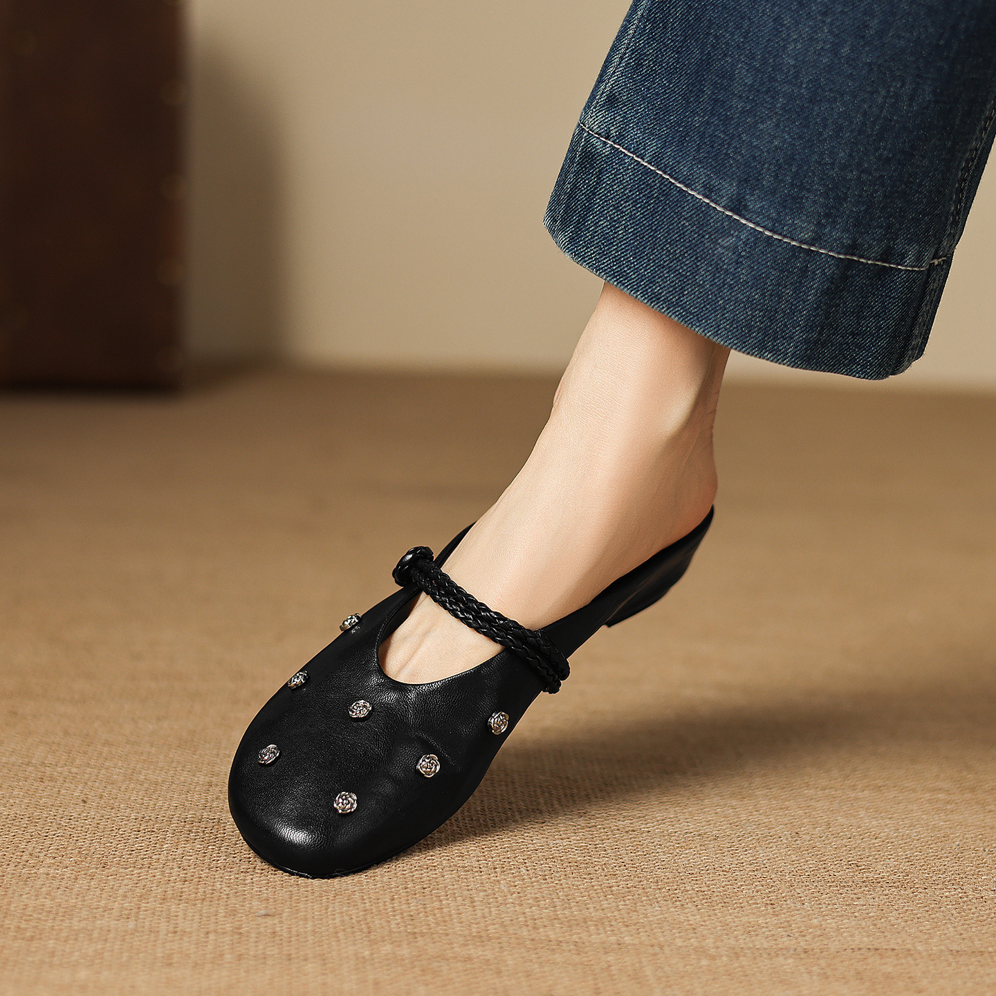 Sandal nữ mũi bít da dê quai ngang gót thấp — đen