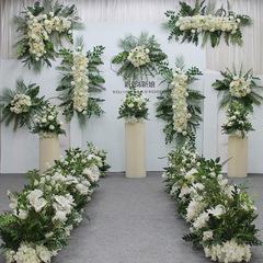 森系の結婚式のシミュレーション花の結婚祝いの道の花の列の花の花の背景は屋外の芝生の結婚式の花の芸を飾ります。
