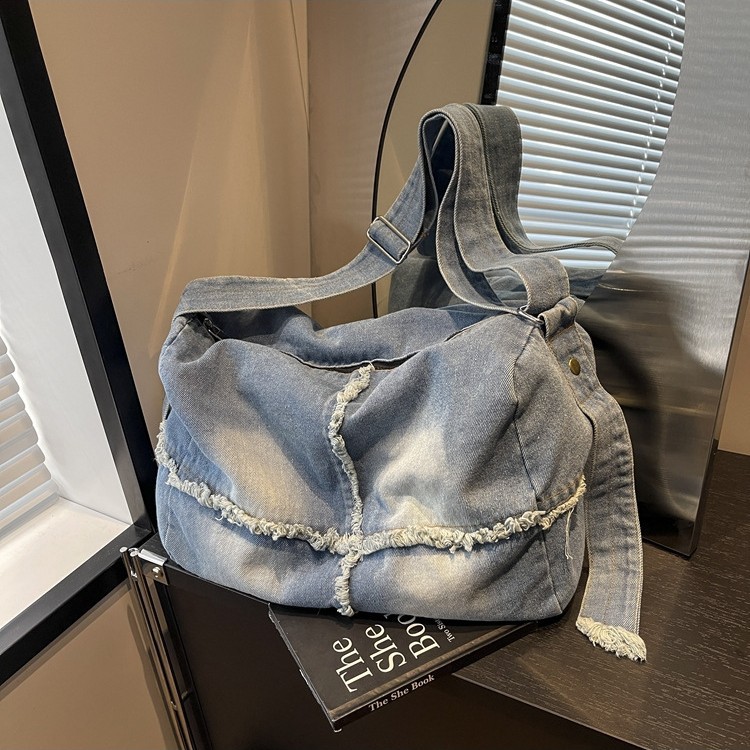 capacious one-shoulder bag for leisure