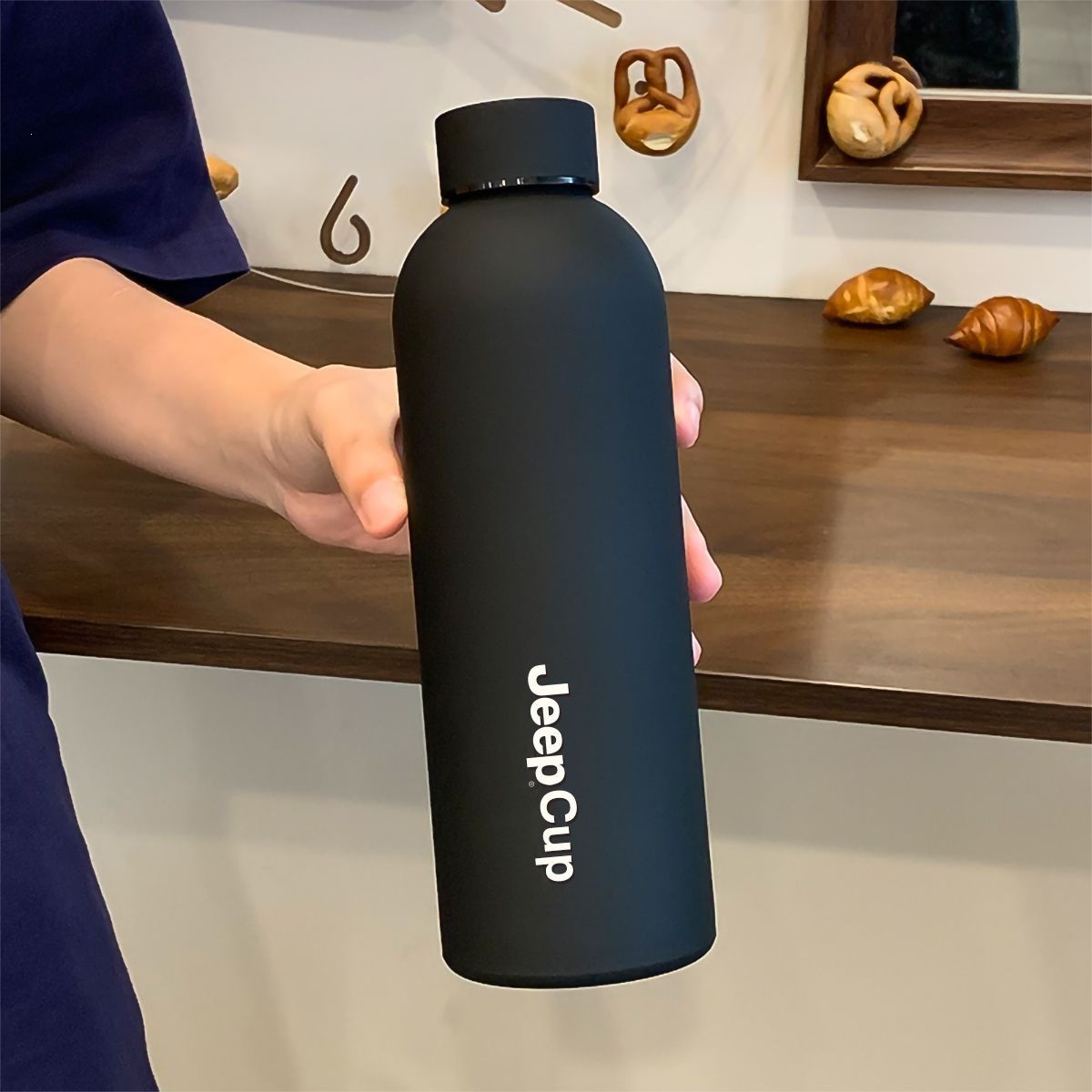 Large-capacity 304 stainless steel high-style sports thermos cup, portable for men, minimalist and portable outdoor water bottle