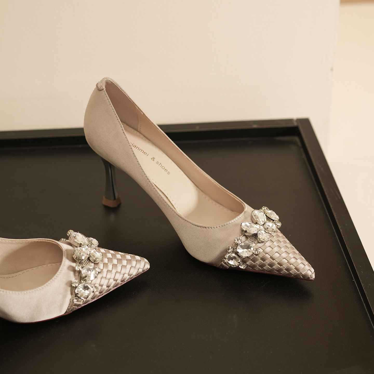 7666-5 Escarpins ultra hauts à motif écossais en cristal de style coréen, décolletés sur les côtés, ornés de perles et de métal._voghion.com